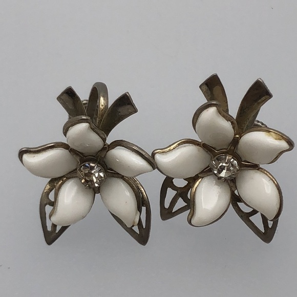 VTG Eye-Catching Jasmine Earrings - Picture 7 of 7